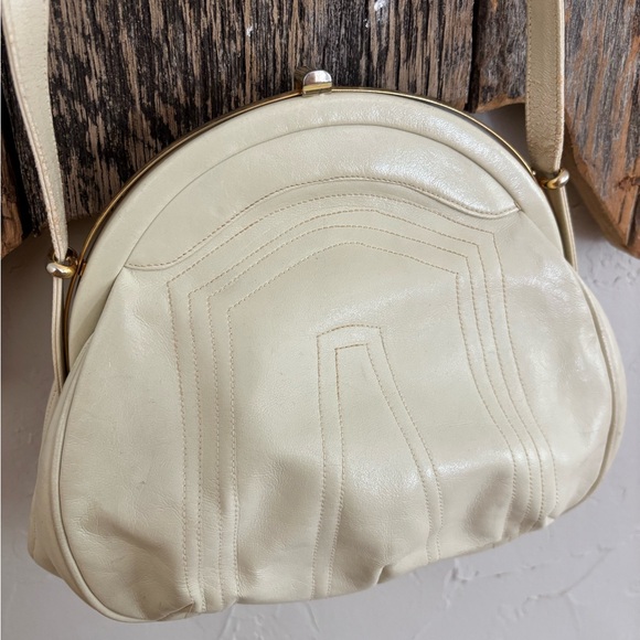 Vintage Lou Taylor cream handbag with gold swivel mirror - Picture 8 of 13